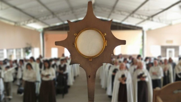 Em Adoração ao Santíssimo Sacramento, intercedendo pelas almas dos sacerdotes e dos batizados que não vivem mais a fé batismal.