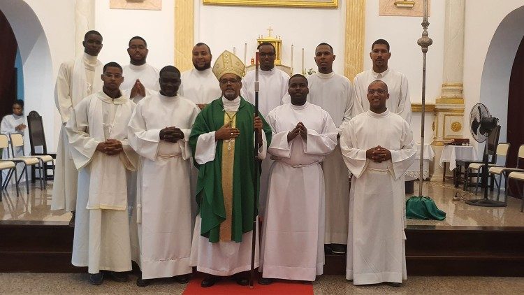 Diocese de Mindelo - Reunião de Seminaristas em férias com o Bispo, Dom Ildo Fortes