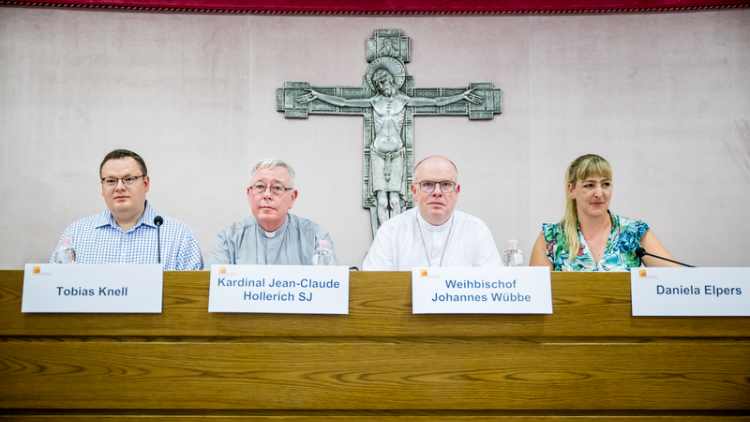 Tobias Knell (l.) auf dem Podium bei der Vorstellung der Ministrantenwallfart (Foto DBK/Lackner)