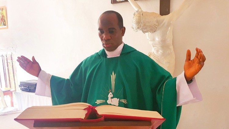 Nigerian priest returns to ministry after two-week abduction – Catholic ...