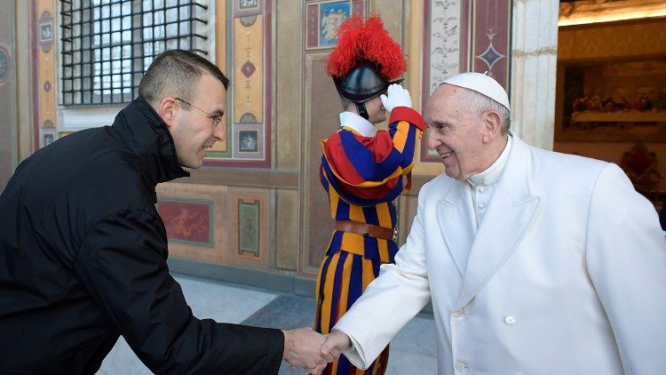 Didier Grandjean saluda al Papa Francisco.