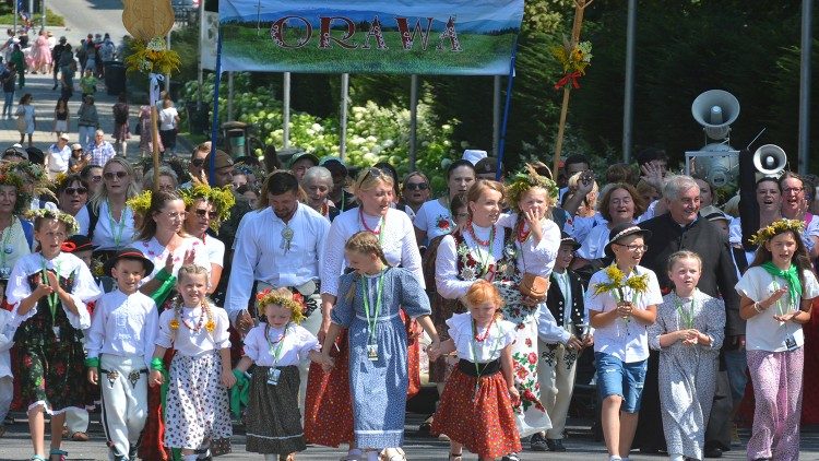 Image of Polish faithful making pilgrimage to Our Lady of Jasna Góra shrine