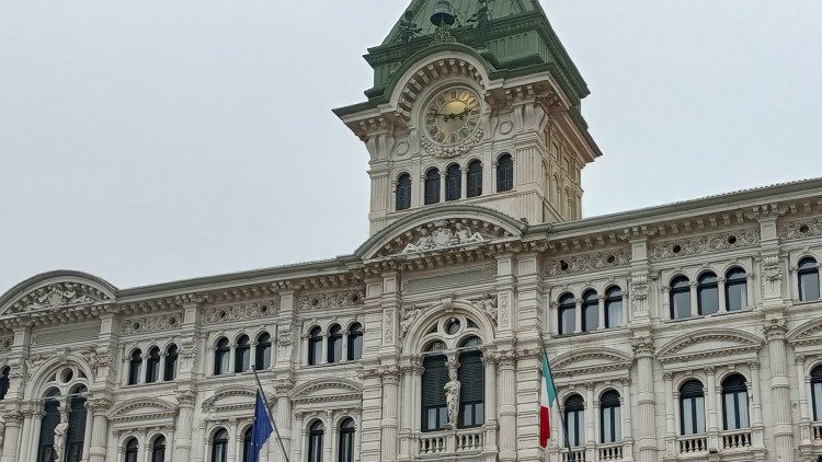 La place publique principale de la ville de Trieste, Piazza Unità d'Italia, où le Pape François présidera la messe.