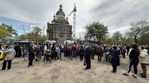 In Charkiw werden vor einer Kirche Hilfsgüter verteilt