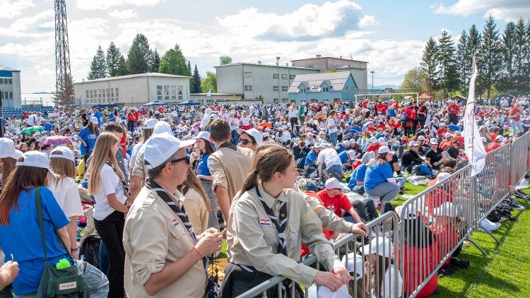 Mladi na misnom slavlju na stadionu Balinovac u Gospiću  (Foto: Studio FMI Gospić)