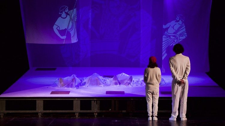 La veglia funebre di "Romeo e Giulietta" (foto Teatro Puntozero)