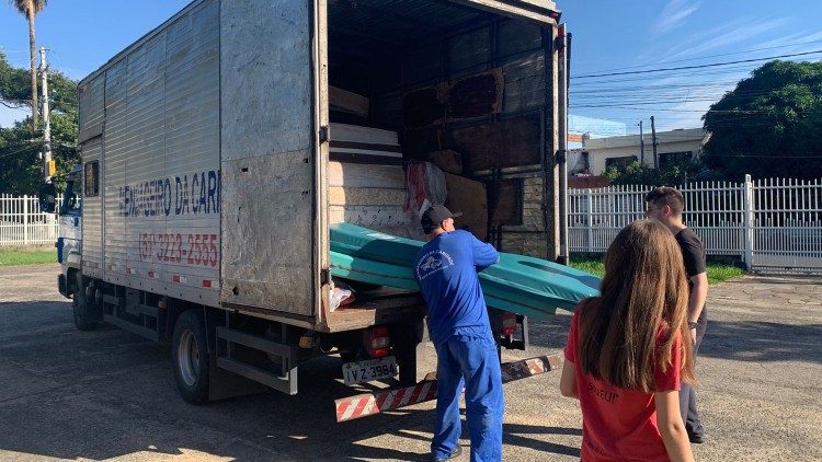 Caminhão do "Mensageiro da Caridade" leva solidariedade às famílias atingidas