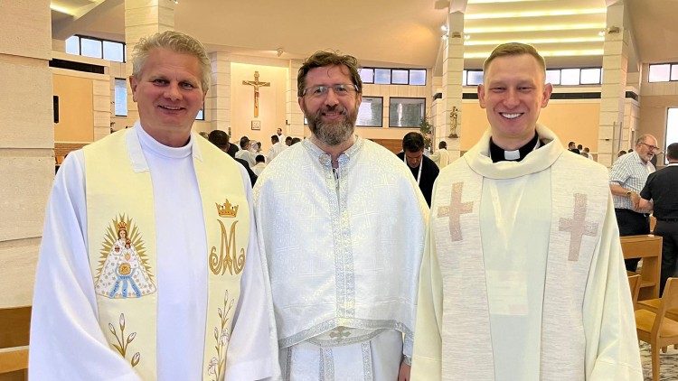 Slovenská delegácia na stretnutí "Farári pre synodu". Kňazi: Ľudovít Pokojný, Marcel Mojzeš, Peter Sýkora (2. máj 2024)