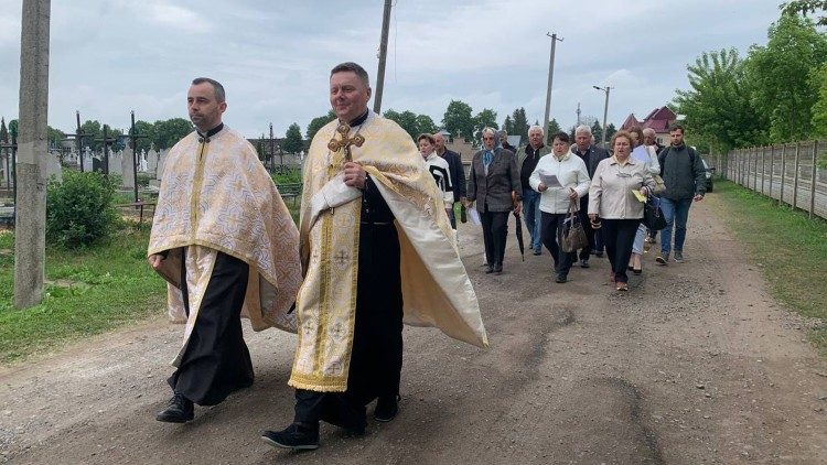 Молитва на цвинтарі: отець Роман справа