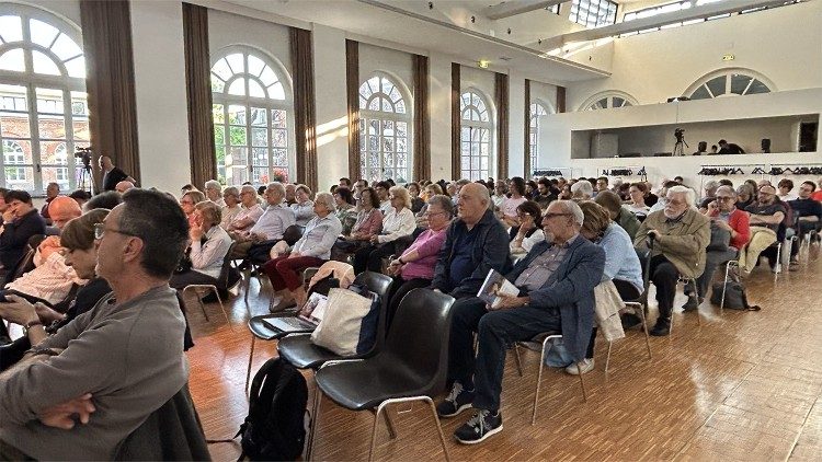 El numeroso público durante la conferencia del Padre Radcliffe y el Padre Popko