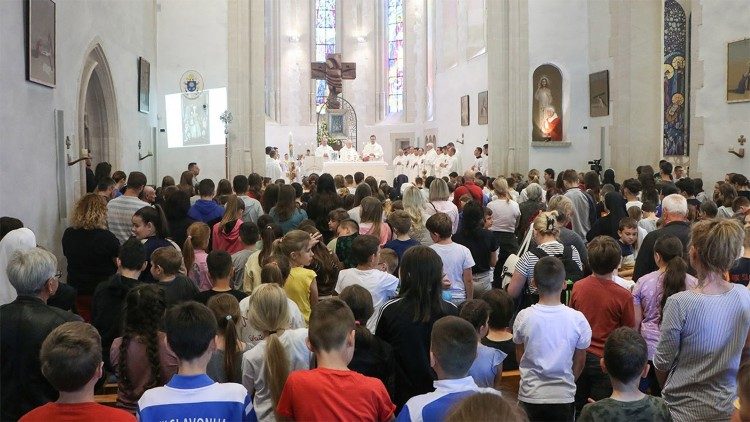 Učenici osnovnih škola iz župa Požeške biskupije u Voćinu  (Foto: Marijan Pavelić)