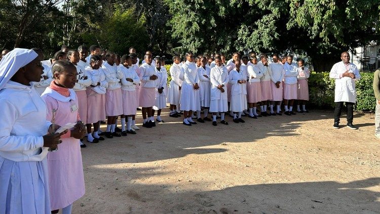 Shule ya Unesi huko Itigi Tanzania katika Hospitali ya Mtakatifu Gaspare  di Buffalo.