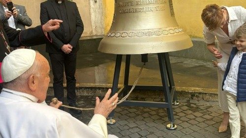 Il Papa benedice la campana "La voce dei non nati" proveniente dalla Polonia