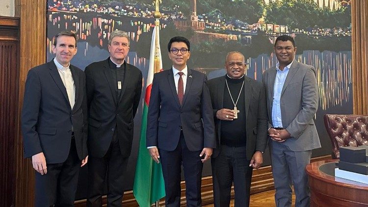 Le président de la République malgache Andry Rajoelina (au centre), avec les présidents des conférences épiscopales malgache et français: Mgr Marie-Fabien Raharilamboniaina (à sa gauche) et Mgr Éric de Moulins-Beaufort (à sa droite). 