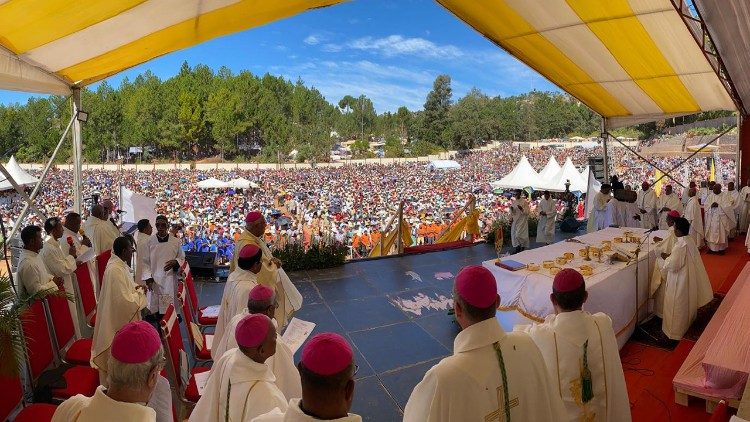 Ordination de Mgr Jean-Claude Rakotoarisoa, nommé évêque de Miarinarivo. 