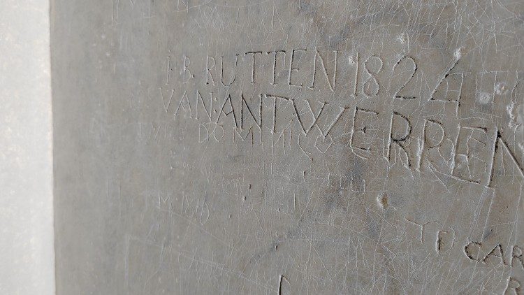 I graffiti sul marmo che incornicia la Porta Santa
