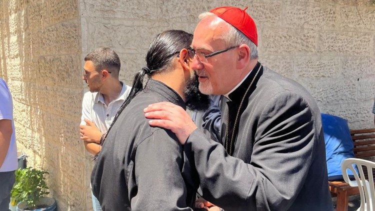 Кардинал Пицабала със свещеник от православната енория в Ивицата Газа