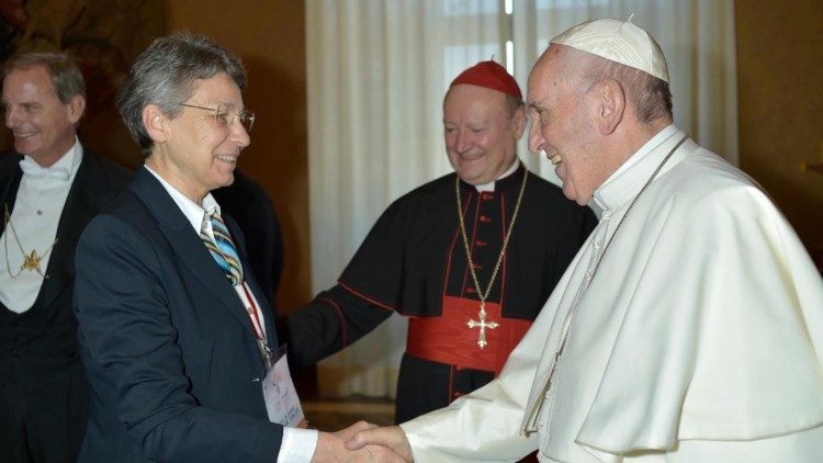Sr. M. Isabell Naumann bei einer Begegnung mit Papst Franziskus im November 2017