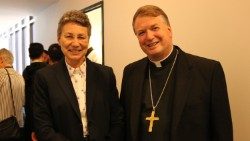 uor M. Isabelle Naumann con l’arcivescovo Anthony Colin Fisher, O.P., metropolita di Sydney 