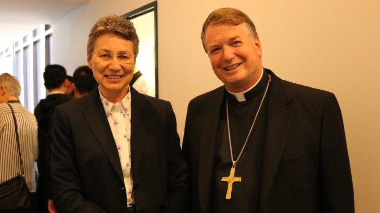 Sœur M. Isabell Naumann avec Mgr Anthony Colin Fisher, archevêque métropolitain de Sydney