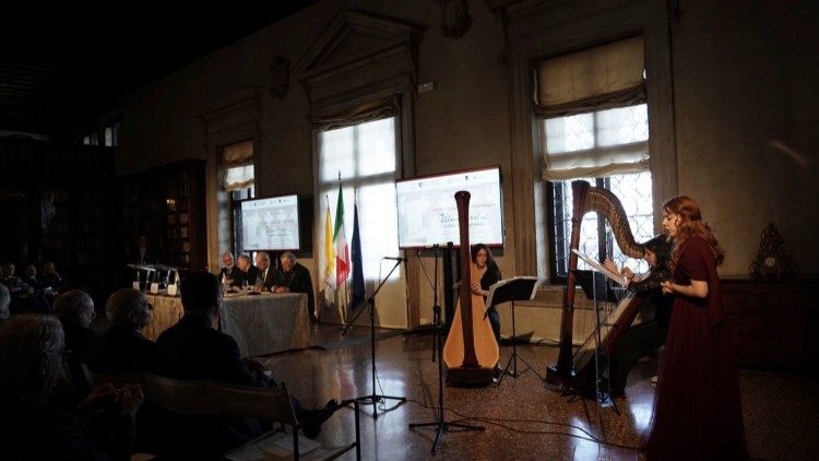 Un momento di musica durante la presentazione di "Illustrissimi" a Venezia