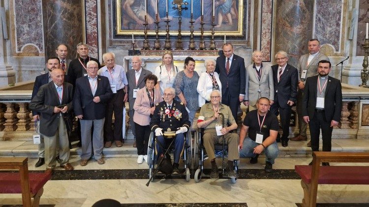 Weterani bitwy o Monte Cassino przy grobie św. Jana Pawła II (zdjęcie Ambasada Polska przy Stolicy Apostolskiej)