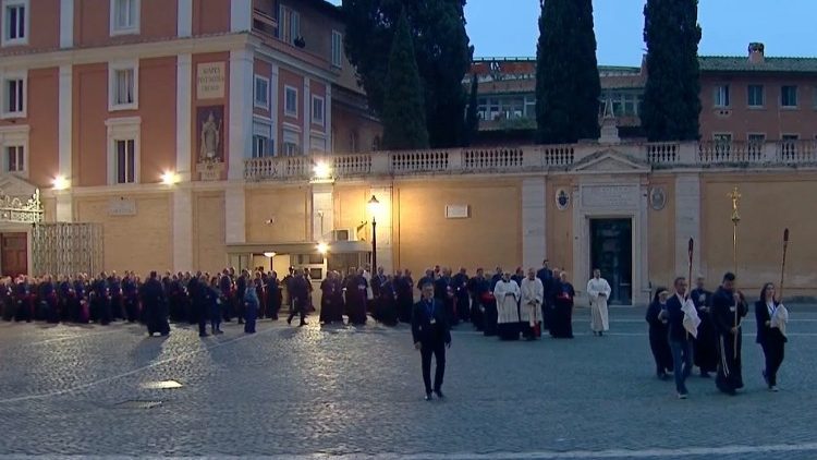 A procissão em oração em direção à Basílica do Vaticano