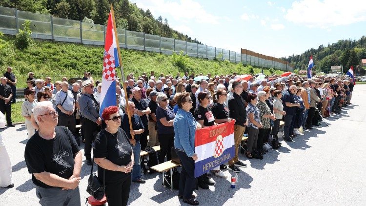 Sudionici misnoga slavlja za žrtve bleiburške tragedije i križnih puteva u Maclju  (Foto: Bernard Čović)