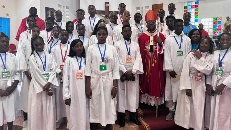 Les jeunes de Libreville, nouvellement confirmés par l'archevêque, Mgr Jean Patrick Iba-Ba