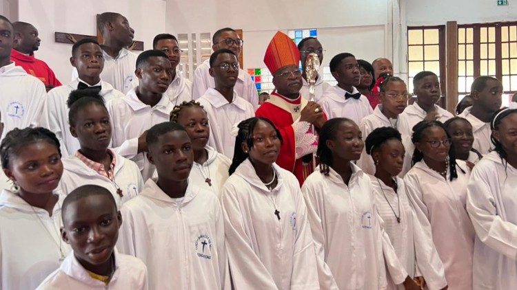 Les jeunes de Libreville, nouvellement confirmés par l'archevêque, Mgr Jean Patrick Iba-Ba