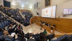 Papeževo video sporočilo so predvajali na začetku simpozija