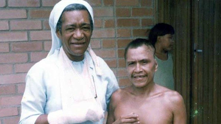 Sorino Yanomami com uma missionária da Consolata