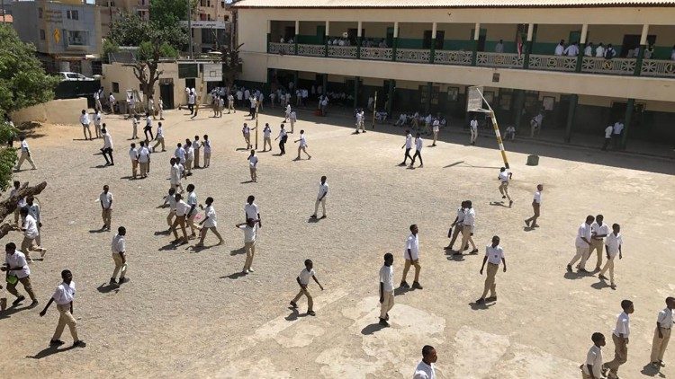 Gli Studenti che animano il cortile del complesso che ospita le scuole cattoliche a Port Sudan
