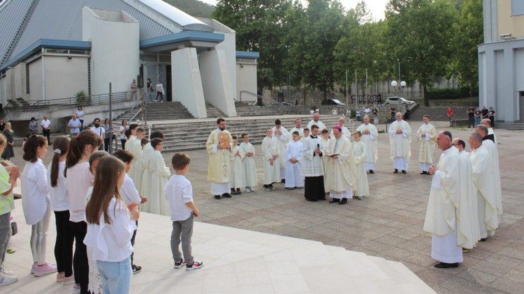 Biskup mostarsko-duvanjski i apostolski upravitelj trebinjsko-mrkanski mons. Petar Palić blagoslivlja vanjski oltar na Gospinu trgu ispred katedrale u Mostaru