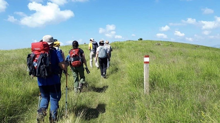 Un gruppo di camminatori di "Missione parchi"