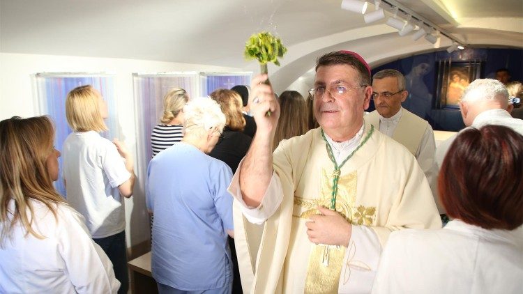 Mons. Ivan Šaško blagoslivlja kapelu BDM Zdravlja bolesnih u Klinici za infektivne bolesti u Zagrebu  (Foto: TU ZGN)