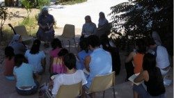 Ursulinen der Heiligen Familie bei einer Veranstaltung mit jungen Menschen in Italien 