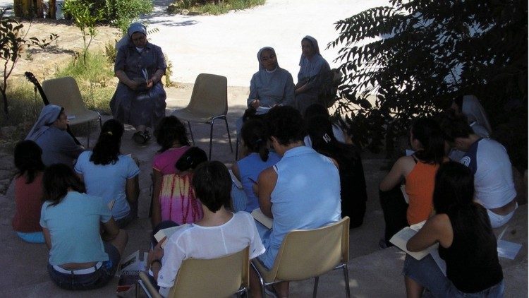 Suore Orsoline della Sacra Famiglia in un'attività con i giovani in Italia