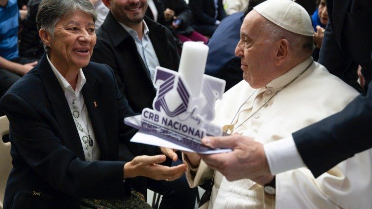 O Papa Francisco com a presidente da CRB, irmã Eliane Cordeiro de Souza