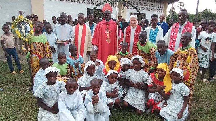 Mgr Toussaint Iluku, évêque de Bokungu-Ikela, lors de sa visite pastorale du 14 au 27 mai 2024.