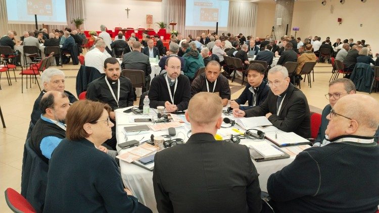 Sacerdotes durante a Assembleia Mundial “Párocos pelo Sínodo” /foto: Rui Saraiva