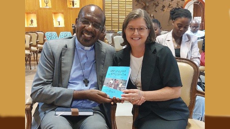 Sœur Neide Lamperti avec le président de la Conférence épiscopale angolaise, Mgr José Manuel Imbamba