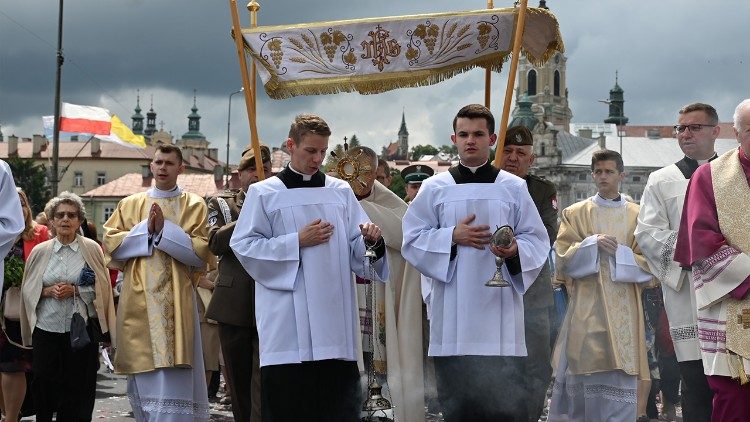 W procesji Bożego Ciała w Przemyślu biorą udział wierni dwóch obrządków: rzymskokatolickiego i greckokatolickiego