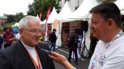 Bischof Timmerevers am Radio-Vatikan-Stand in Erfurt