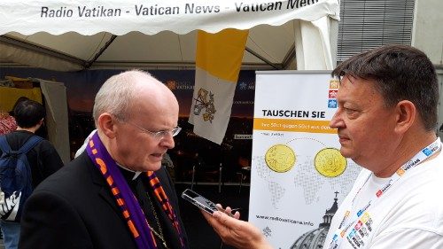 Interview mit Bischof Overbeck am Radio-Vatikan-Stand des Erfurter Katholikentags
