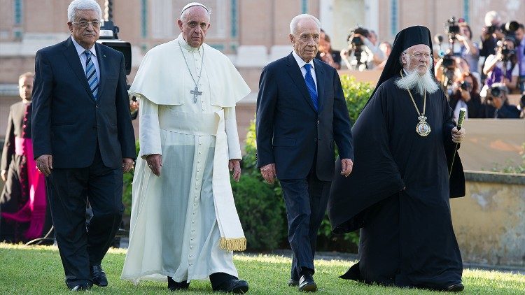Izraelský prezident Šimon Peres, Mahmúd Abbás, prezident Státu Palestina, ekumenický patriarcha Bartoloměj a papež František ve Vatikánských zahradách