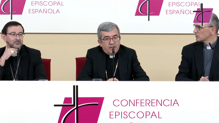 Au centre, Mgr Luis Argüello, président de la Conférence épiscopale espagnole (CEE).