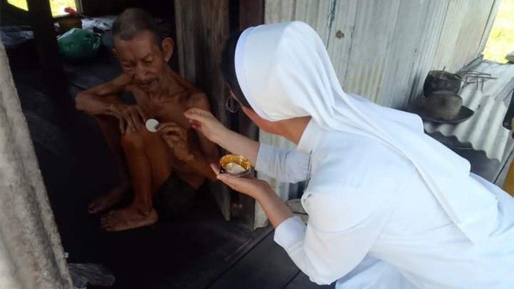Sestra Marcia donosi pričest bolesnicima na otoku São Sebastião, u Amazoniji, Brazil