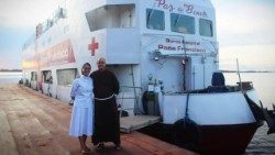 Schwester Marcia Lopes Assis vor dem „Krankenhausboot Papst-Franziskus