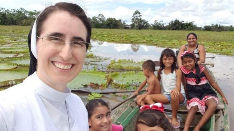 Sestra Marcia Lopes Assis s djecom s otoka Santa Rita u Amazoniji, Brazil